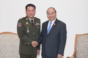 政府總理阮春福（右）接見柬埔寨皇家軍隊總司令馮批森大將。（圖源：光孝）
