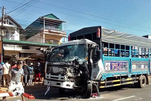 猛烈碰撞導致卡車駕駛室面目全非。（圖源：重陽）