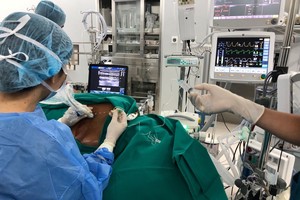 VinMec 國際醫院為心臟病兒童施手術。