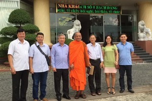 市民運處組團一行７位民運模範代表抵達峴港市時在中央賓館前合照。