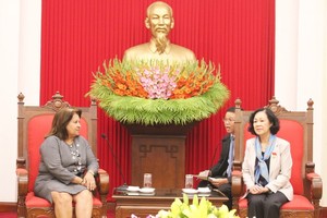 中央民運部長張氏梅（右）接見古巴婦聯會秘書長瑪麗亞‧特蕾莎。（圖源：御平）