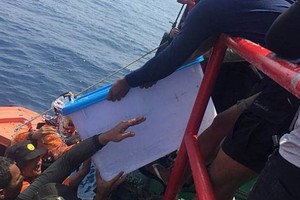 搜救人員成功在深約30米的海底打撈起第一個黑匣子。（圖源：Dok.istimewa）