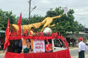 緬甸全國民主聯盟(民盟)支持者在街頭爭取民眾支持。（圖源：路透社）
