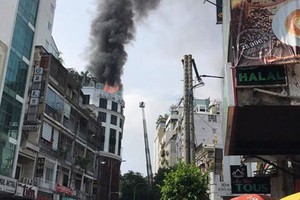 A&Em酒店陽台濃煙滾滾。（圖源：武山）