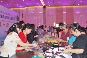 中國駐本市總領事館參加義賣的展位。