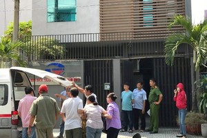 職能力量將屍體送上救護車，運往太平間進行深度死亡調查。（圖源：雙魚）