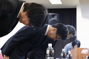 日立化成社長丸山壽（前排第二）在新聞發佈會上就新發現的違規檢測表示道歉。（圖源：共同社）