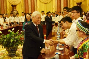 黨中央總書記、國家主席阮富仲親切接見2017-2018學年度大中學生模範代表團。（圖源：教育傳媒中心）