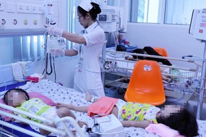 市衛生防疫中心：３種疫情持續升溫。圖為入住市第一兒童醫院傳染科治療的手足口病病童。（圖源：春梅）