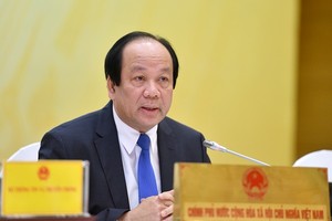 政府辦公廳主任梅進勇部長在政府10月份例會上就有關給本市各公立學校的初中學生免學費的主張一事回答記者提問。（圖源：海山）