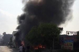 火警現場，濃煙滾滾。（圖源：阮寧）