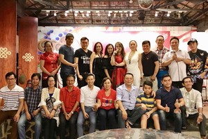 華人文藝工作者在華光寶誕聯歡上留影。