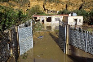 意大利西西里島洪災致 10 人死亡。圖為一戶9口罹難的家園一片狼藉。（圖源：AP）