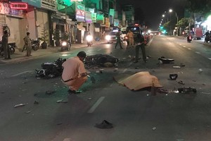 交警勘查事故現場。（圖源：明英）