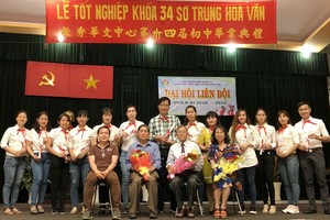 啟秀華文中心第三十四屆初中畢業典禮師生合照。