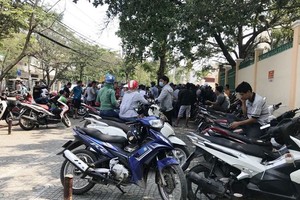 逾百人前往第八郡公安機關舉報天心駕駛培訓中心的詐騙行徑。（圖源：A.X）