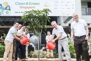 新加坡總理李顯龍（右二）在“清潔與綠化新加坡”活動時與其他政要一同為新加坡種植一棵新樹。（圖源：互聯網）