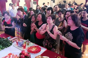 梨園弟子虔誠拜祭。