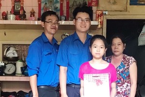 第五郡第十一坊共青團向郡內家境貧困的華人少兒贈送禮物。