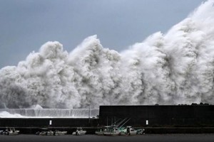 當地時間9月4日，25年來威力最強的颱風“飛燕”登陸日本西部，帶來強風和強降雨，至少造成7人喪生，逾百人受傷，逾百萬戶停電，關西國際機場更因淹水關閉，數百航班取消。（圖源：Getty Images）