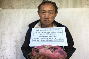 被抓獲的運毒犯何庫努與贓物。（圖源：公安機關提供）