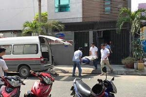 Cienco 6 副總經理N.P.A.在樓梯處上吊身亡。圖為職能力量將屍體送上救護車，運往太平間進行深度死亡調查。（圖源：黎映）