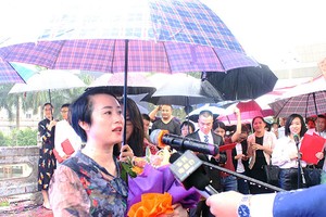 通過越南芒街與中國東興兩個國際口岸進出境的第一千萬遊客袁燕(音)女士回答記者的採訪。