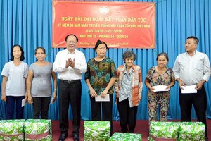 市委常務副書記畢成剛（左三）向第十郡第十四坊第十街區貧困戶贈送禮物。（圖源：市黨部新聞網）