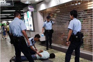 男子中槍後隨即倒地被增援警員制服拘捕。（圖源：互聯網）