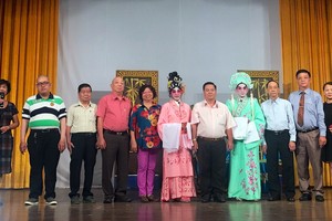 貴賓及顧問會祝賀團員演出成功。