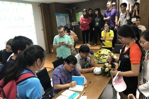 阮日映作家給讀者簽名留念。