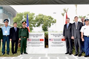 雙方在峴港機場落葉劑污染清理項目完成並移交公佈儀式上合照。（圖源：清孝）