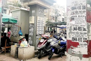 第三郡阮廷炤街焦園街市前的電線杆、電箱被貼滿廣告。