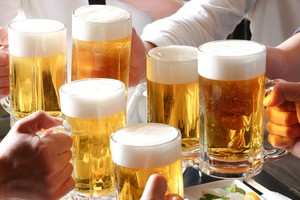 暴飲不僅對身體和精神健康造成傷害，而且對家庭社會也產生不良影響。（示意圖源：互聯網）