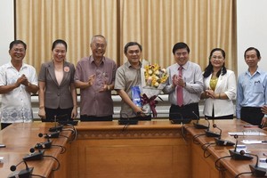 新任市民族處主任黃文鴻玉（中）。（圖源：孟和）