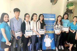 獲贈送免費車票的大學生合照。