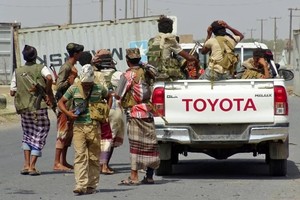 也門衛生部門人士11日說，也門政府軍和胡塞武裝近日在也門西部港口城市荷台達展開激戰，過去24小時內雙方至少有80人喪生。（圖源：AFP）