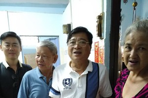 何氏宗祠理事長何冠忠偕眾理事親至何月梅宗親寄居處，遞交1640萬元捐款予何月梅。