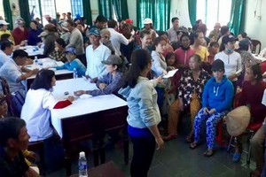 第五郡東醫會慈善診所給當地貧窮戶贈醫施藥和贈送禮物。