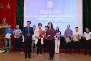 北寧省省委副書記陶紅蘭（前右）向得獎者頒贈獎狀並送鮮花祝賀。（圖源：范進）