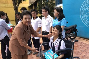 李金梅主席頒發獎助學金給學生。