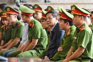 被告人潘文永（右三）出庭受審。（圖源：德煌）