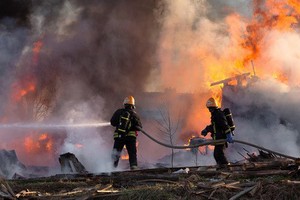 消防隊員趕抵燃爆事故現場噴水滅火救人。（圖源：韓聯社）