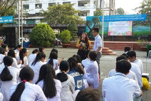 第五郡婦女會在雄王高中學校操場舉辦的“營養健美”座談會一瞥。