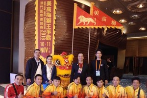 仁義堂龍獅團團長劉劍昌(後排右二)與 隊員們獲勝後合照。