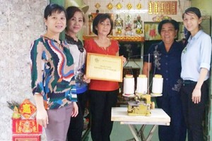 家住第五坊白雲街93/98號華人婦女馬倫黛剛獲得郡婦女會贈送謀生工具。