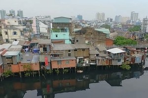 第八郡沿河岸的違章房。