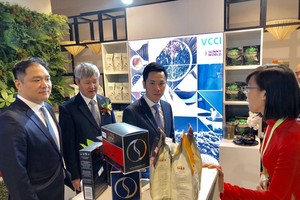 越南駐上海總領事甯成功(左三)參觀越南館。