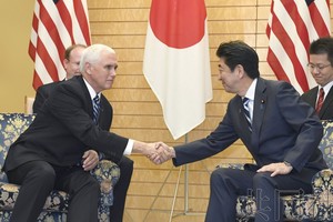日本首相安倍晉三（右）13日與美國副總統彭斯會談。（圖源：共同社）