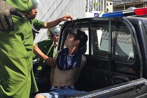 毆打債務人入院的1名放高利貸歹徒被警方押送往派出所。（圖源：黎潤）